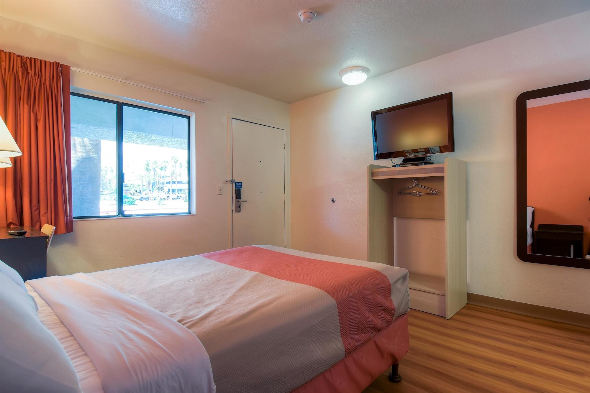 Motel 6-Palm Springs, Ca - Downtown Exterior photo